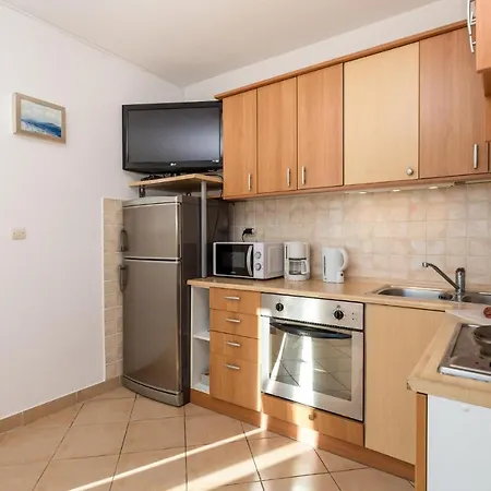 Beautiful In W/ 1 Bedrooms